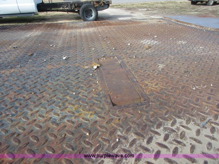 image for item I1819 1995 Ford F350 Super Duty XL flatbed pickup truck