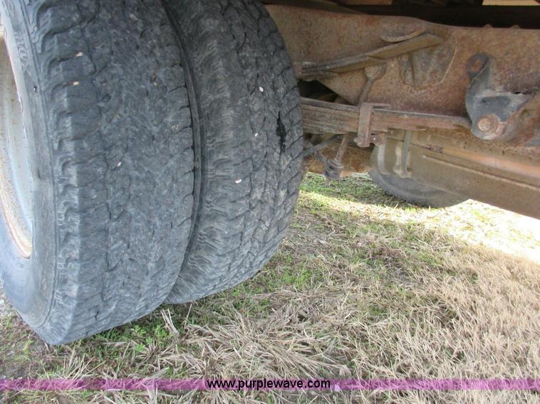 image for item I1819 1995 Ford F350 Super Duty XL flatbed pickup truck