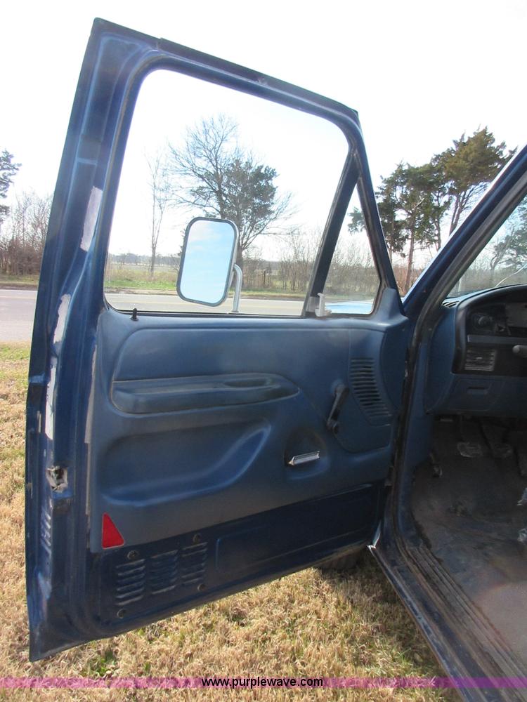 image for item I1819 1995 Ford F350 Super Duty XL flatbed pickup truck