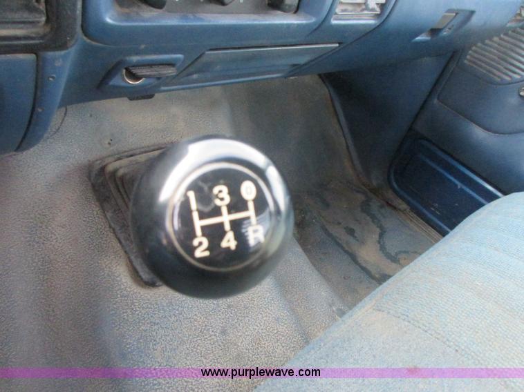 image for item I1819 1995 Ford F350 Super Duty XL flatbed pickup truck