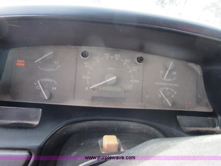 image for item I1819 1995 Ford F350 Super Duty XL flatbed pickup truck