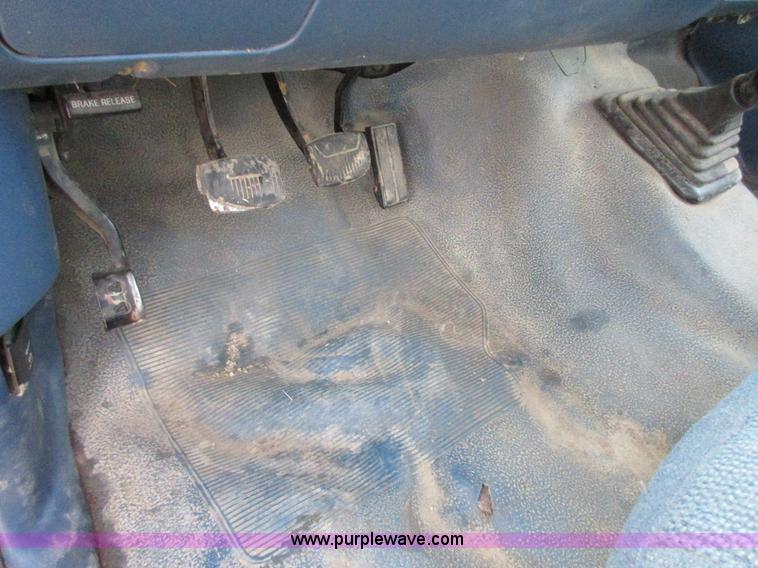 image for item I1819 1995 Ford F350 Super Duty XL flatbed pickup truck