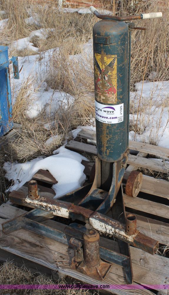 image for item J1325 Air floor jack