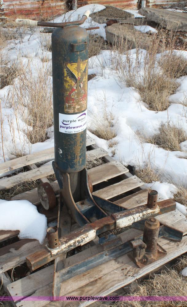 image for item J1325 Air floor jack