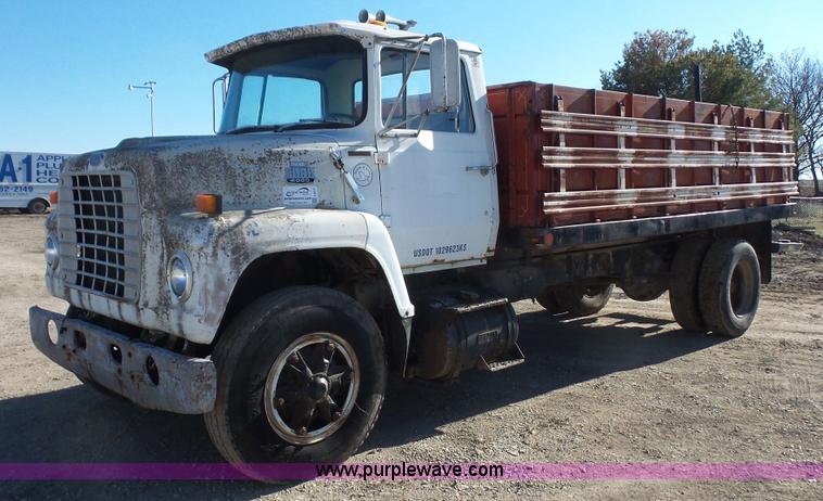 image for item J4617 1985 Ford 8000 grain truck