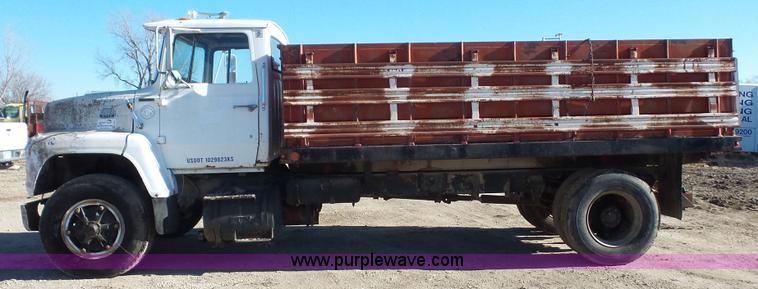 image for item J4617 1985 Ford 8000 grain truck