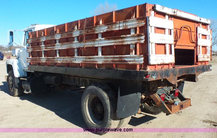 image for item J4617 1985 Ford 8000 grain truck