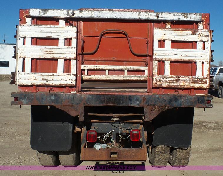 image for item J4617 1985 Ford 8000 grain truck