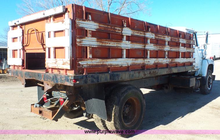 image for item J4617 1985 Ford 8000 grain truck