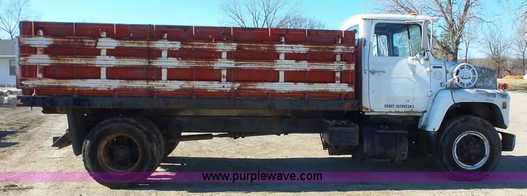 image for item J4617 1985 Ford 8000 grain truck
