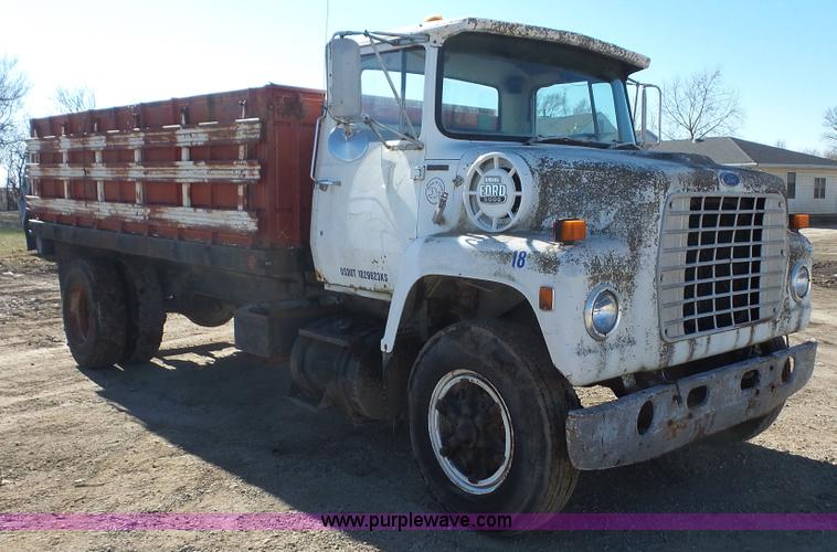image for item J4617 1985 Ford 8000 grain truck