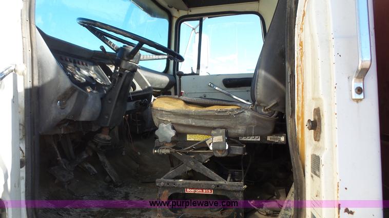 image for item J4617 1985 Ford 8000 grain truck