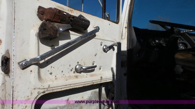 image for item J4617 1985 Ford 8000 grain truck