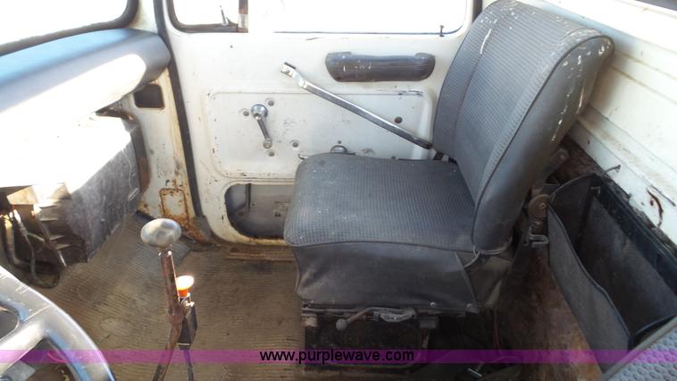 image for item J4617 1985 Ford 8000 grain truck