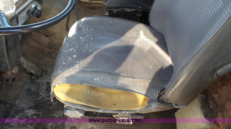 image for item J4617 1985 Ford 8000 grain truck