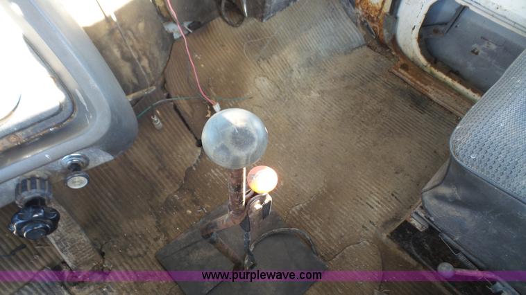 image for item J4617 1985 Ford 8000 grain truck