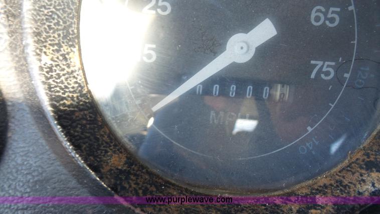 image for item J4617 1985 Ford 8000 grain truck