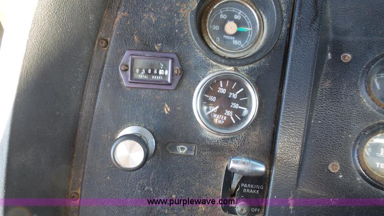 image for item J4617 1985 Ford 8000 grain truck