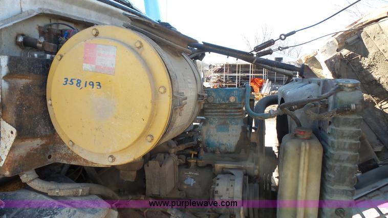 image for item J4617 1985 Ford 8000 grain truck