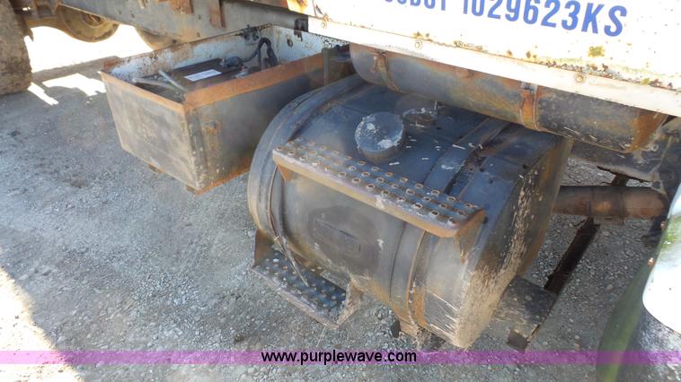 image for item J4617 1985 Ford 8000 grain truck