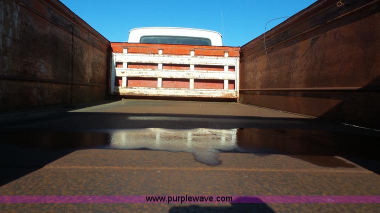 image for item J4617 1985 Ford 8000 grain truck