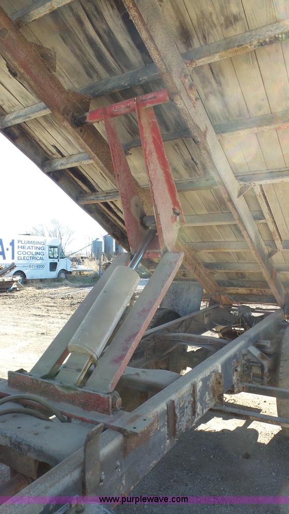 image for item J4617 1985 Ford 8000 grain truck