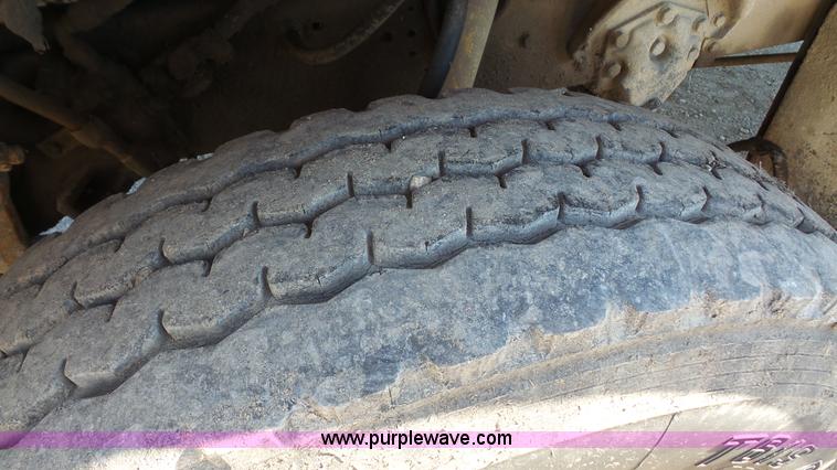 image for item J4617 1985 Ford 8000 grain truck