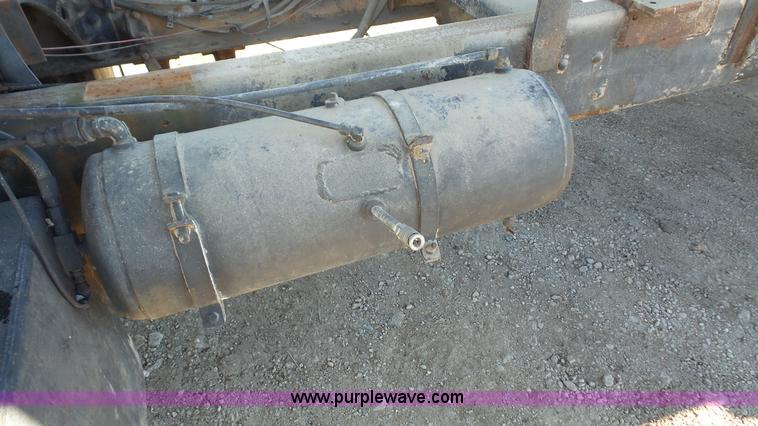 image for item J4617 1985 Ford 8000 grain truck