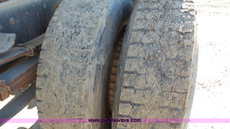 image for item J4617 1985 Ford 8000 grain truck