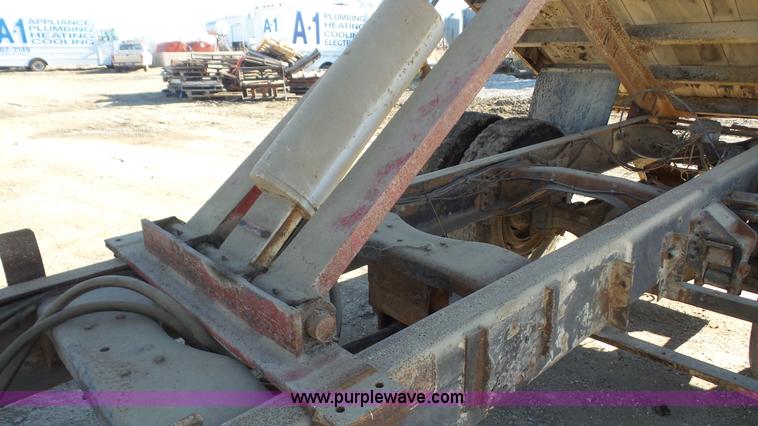 image for item J4617 1985 Ford 8000 grain truck