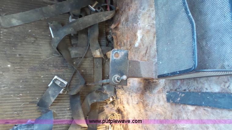 image for item J4617 1985 Ford 8000 grain truck