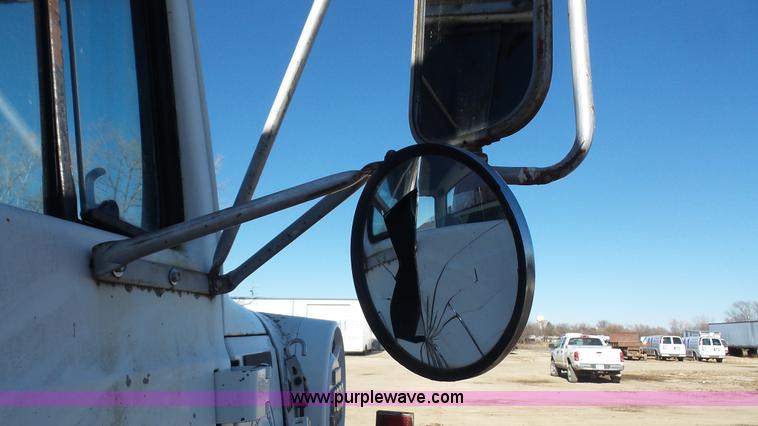 image for item J4617 1985 Ford 8000 grain truck