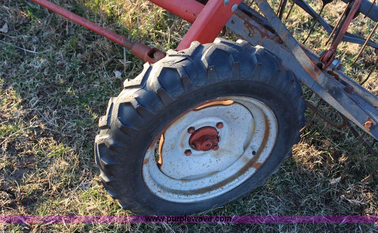 image for item J7636 Case IH hay rake