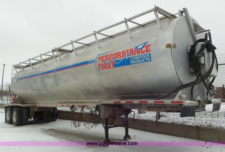 image for item J8397 1999 Warren AT-36-SER4 bulk feed trailer