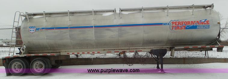 image for item J8397 1999 Warren AT-36-SER4 bulk feed trailer