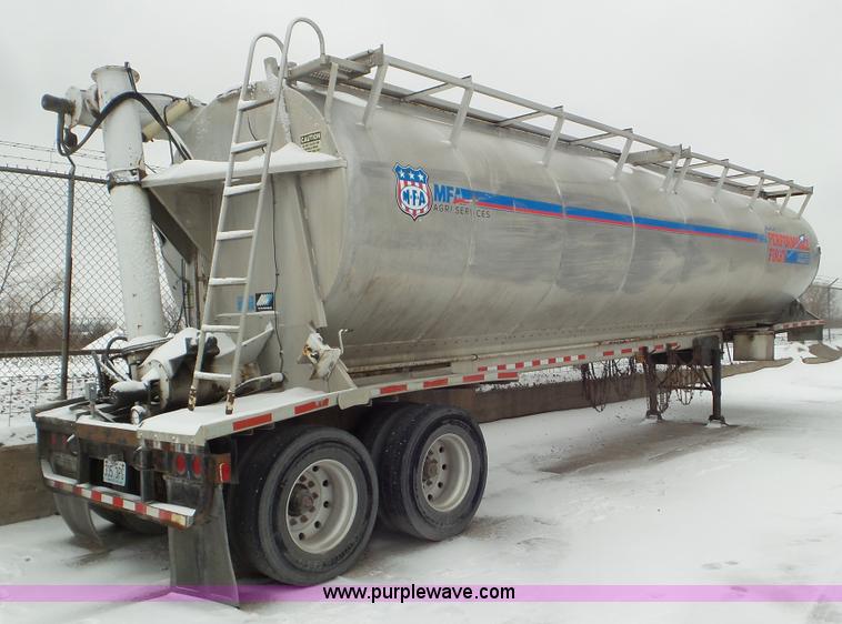 image for item J8397 1999 Warren AT-36-SER4 bulk feed trailer