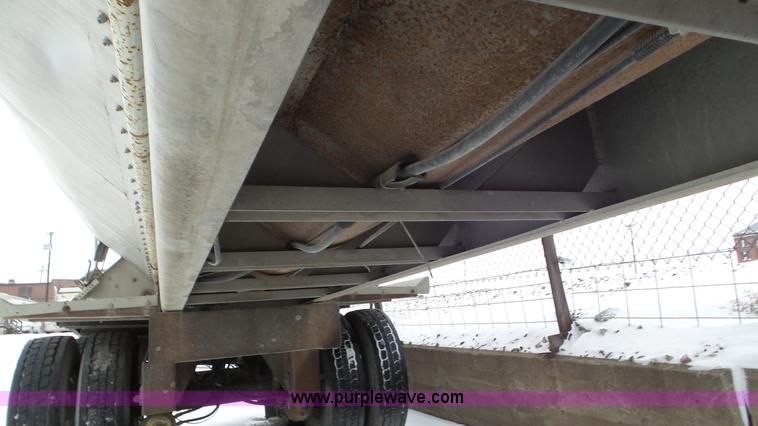 image for item J8397 1999 Warren AT-36-SER4 bulk feed trailer