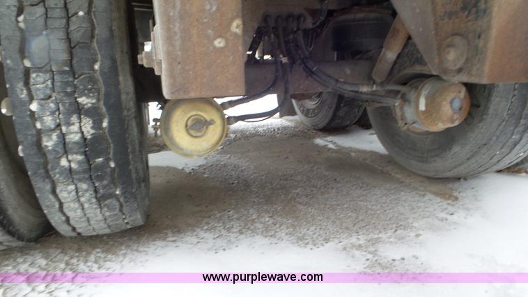 image for item J8397 1999 Warren AT-36-SER4 bulk feed trailer