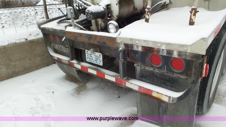 image for item J8397 1999 Warren AT-36-SER4 bulk feed trailer