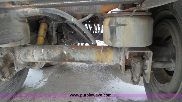 image for item J8397 1999 Warren AT-36-SER4 bulk feed trailer