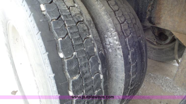 image for item J8397 1999 Warren AT-36-SER4 bulk feed trailer