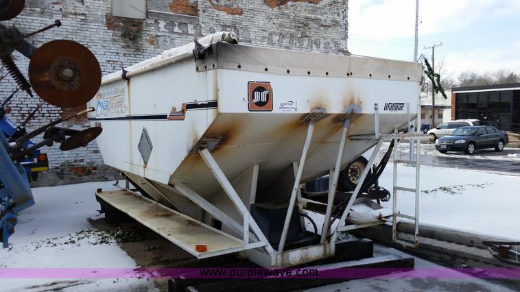 image for item K5338 Willmar Load Runner fertilizer tender bed