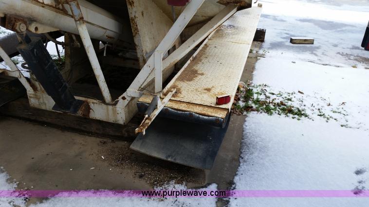 image for item K5338 Willmar Load Runner fertilizer tender bed