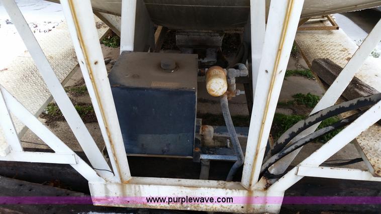 image for item K5338 Willmar Load Runner fertilizer tender bed