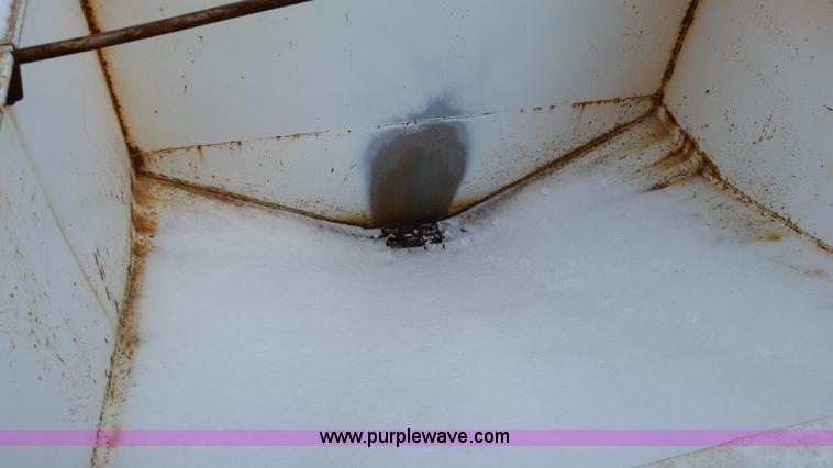image for item K5338 Willmar Load Runner fertilizer tender bed