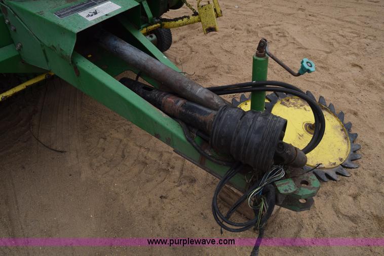 image for item L1105 John Deere 535 round baler