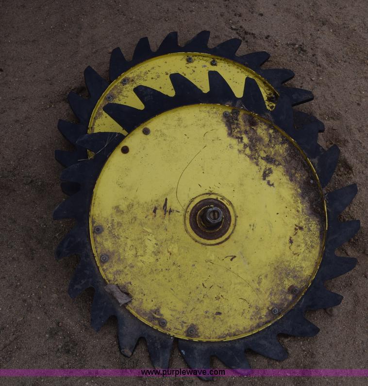 image for item L1105 John Deere 535 round baler