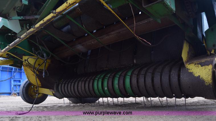 image for item L1105 John Deere 535 round baler