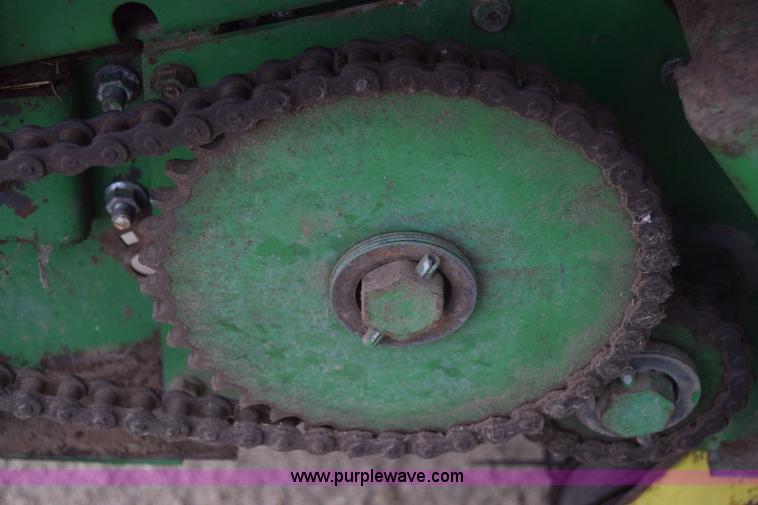 image for item L1105 John Deere 535 round baler