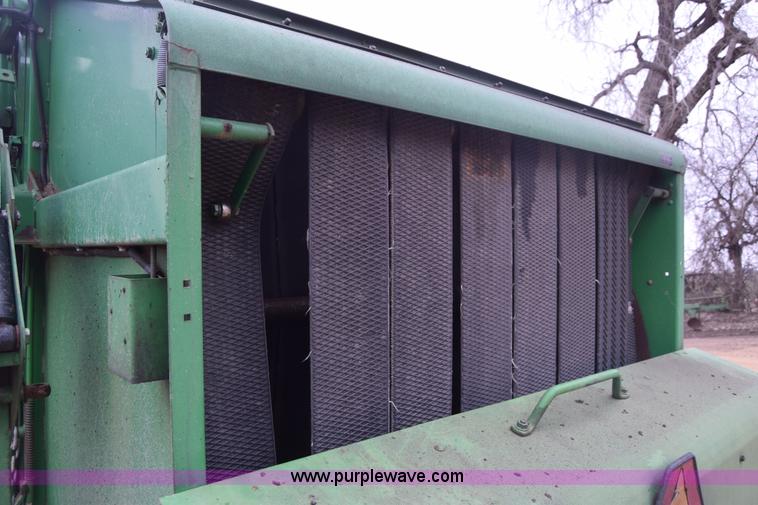 image for item L1105 John Deere 535 round baler